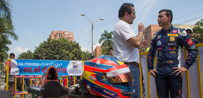 Oscar Tunjo comparti� sus triunfos  con los cale�os en la Ciclovida