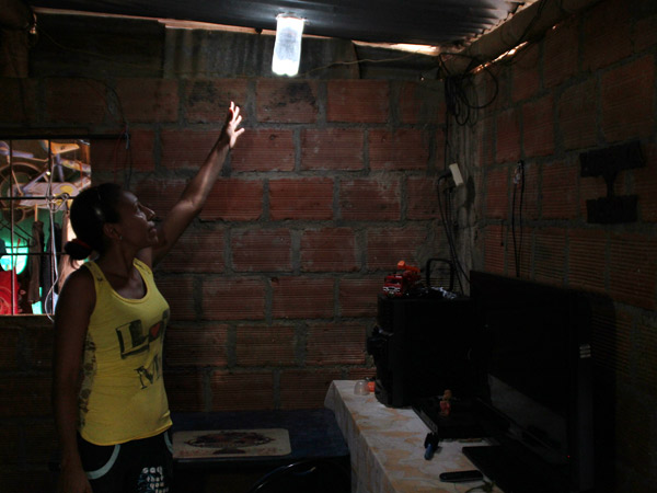 Propuesta para iluminar 1.000 viviendas de Cali con botellas como bombillas solares