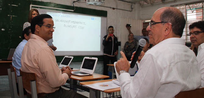Alcalde presenci� clase en una de las nuevas aulas dotadas con tecnolog�a digital