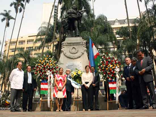 Cale�os izaron la bandera y entonaron el himno